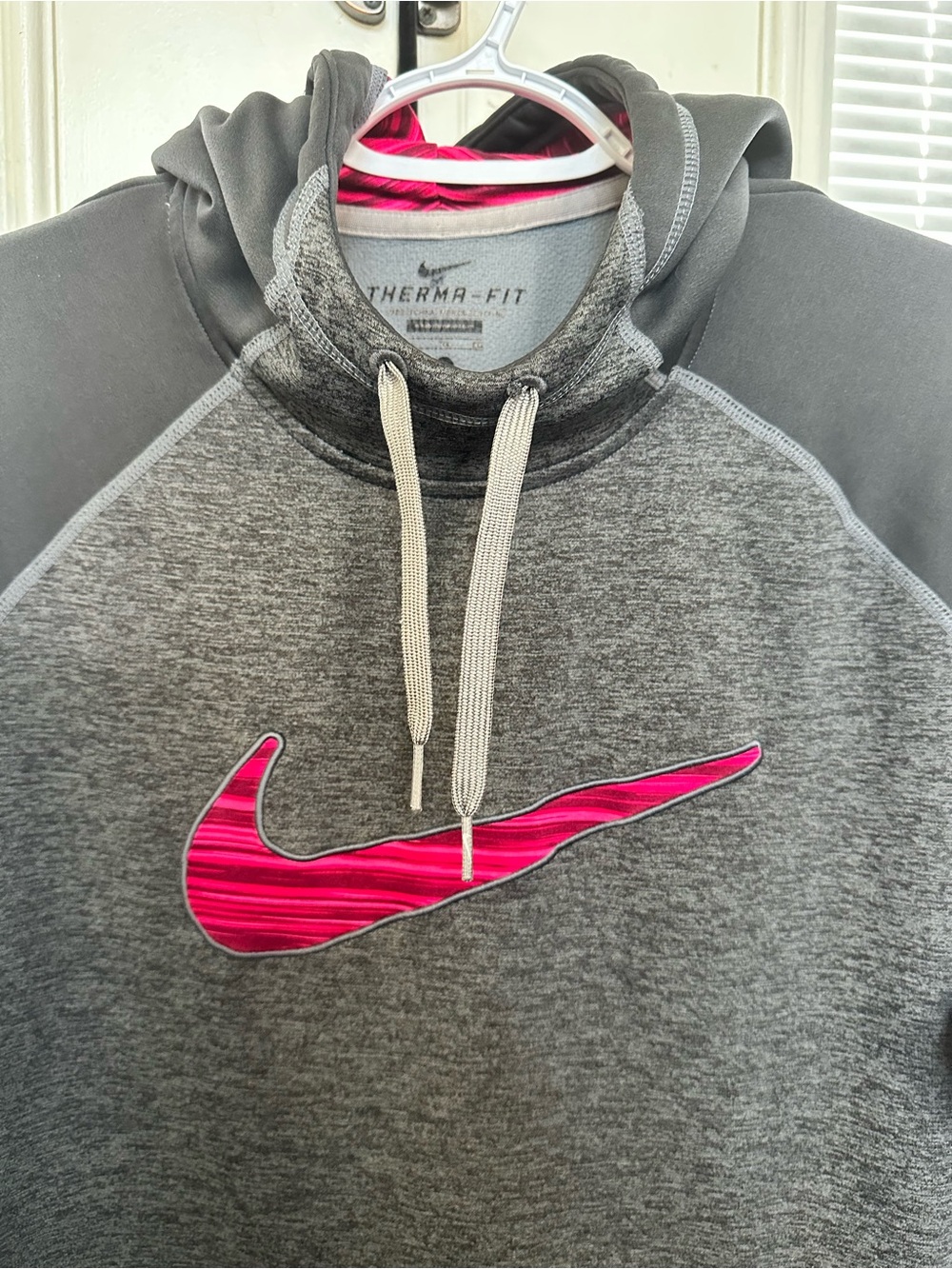 Nike Therma-Fit Women's Gray and Hot Pink Pullover Hoodie - Picture 3 of 10